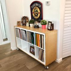 there is a book shelf with many books on it