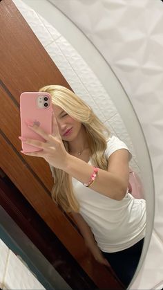 Blonde No Face Selfie, Selfie Poses Blonde, White Girl With Blonde Hair, Blonde Girl Mirror, Blonde Selfie, Girl With Blonde Hair, Straight Blonde Hair, Blonde Hair Girl