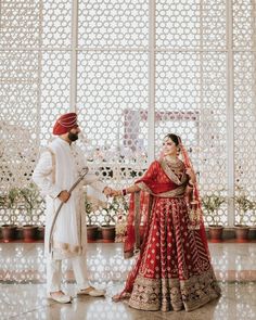 Punjabi Wedding Couple Outfit, Red Lehenga Couple Outfit, Lehenga Punjabi, Punjabi Wedding Couple Poses, Lehnga Ideas, Old Traditional Punjabi Bride, Punjabi Bridal Couple Bride Groom, Punjabi Wedding Couple, Indian Bride Dresses