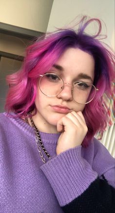 Pink and purpel hair Pink Hair With Purple Tips, Pink And Purple Short Hair, Purple And Pink Hair Color Ideas, Shoulder Length Hair Dyed, Red Hair Bob Cut, Pink Purple Hair Color, Purple Pink Ombre Hair