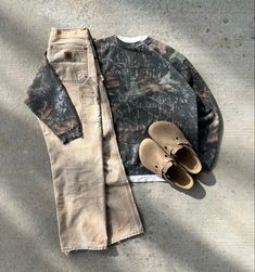 Camping Fits Men, Camo Birkenstock, Outfit Inspiration Men, Outfit Ideas Streetwear, Men Outfit Ideas, Streetwear Inspiration, Carhartt Vintage, Street Style Outfits Men