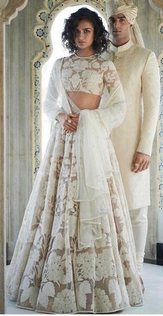 Tulle Lehenga, Organza Shawl, Sabyasachi Wedding, Sabyasachi Lehenga Bridal, Faux Feathers, Gold Lehenga, White Lehenga