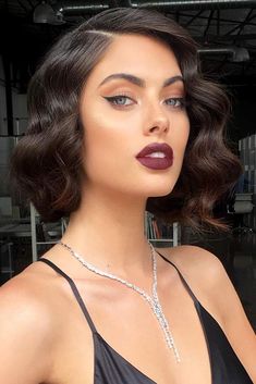 Hollywood Curls, Mekap Mata, Prom Hairstyles For Short Hair, Dark Lipstick, Finger Waves, Short Wavy Hair, Short Wavy, Penteado Cabelo Curto, Short Hairstyle