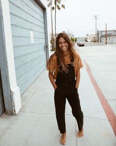 Louise Maurisset, Surfergirl Style, Mode Hippie, Black Overalls, Looks Style, Mode Inspiration, Looks Vintage, Outfits Casuales