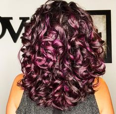 Pink Highlights In Brown Curly Hair, Hair Dye Inspo Curly Hair, Curly Pink Hair, Curly Cuts, Curly Color, Color Hairstyles, Colored Curly Hair, Ombré Hair