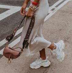 Saddle Bag Outfit, Dior Saddle Bag Outfit, Bag Outfit, Dior Saddle, Ny Fashion, Looks Street Style, Balenciaga Triple S, Sneakers Outfit, Saddle Bag