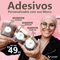 a woman holding three jars of food in front of a pink brick wall with the words adesivos personalizados con su la marca