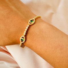 💎 TheEmerald Tennis Evil Eye bracelet is decorated with zircon stones and designed with great quality and elegance.  💎 It will make you feel good with its quality. You will feel that you are attracting positive energies.  💎 The bracelet is also perfect for gifting to your loved ones. We wrap it as gift wrap for you. 💎TECHNİCAL INFORMATION💎 There are 3 large evil eye emerald zircon stones. It comes with a 2 inch extension. Our bracelet is 16 cm (6.2 inches.)  Made of premium quality 925 ster Ring Holder Necklace, Puzzle Jewelry, Personalized Wedding Rings, Engraved Wedding Rings, Engraved Engagement Ring, Infinity Jewelry, Fingerprint Jewelry, Pearl Jewelry Sets, Unique Diamond Rings