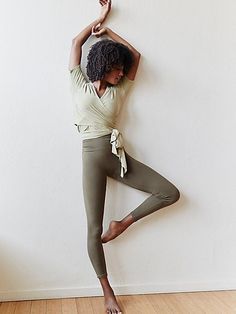 Yoga Style Outfits, Career Girl Daily, Outfit Leggings, Outfit Essentials, Yoga Iyengar, Lifestyle Model, Yoga Outfit, Workout Fashion, Outfit Yoga