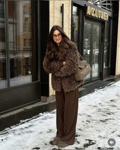 Mid Size Girly Outfits, Winter2025 Outfit, Winter Outfits Unique, Nordic Outfits Women, Winter Outfits Aesthetic Snow, Fall 2025 Fashion Trends, London Style Winter, Winter 2025 Fashion Trends, Colorado Aesthetic Outfits