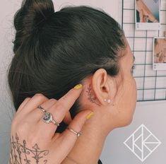 Back Ear Tattoo, Tattoo Homme, Behind Ear Tattoos, Tato Minimal, Simple Tattoos For Women, Small Girly Tattoos, Cross Tattoos For Women, Anklet Tattoos, Small Pretty Tattoos