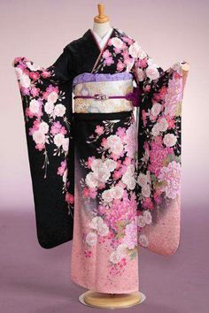 Pretty Kimonos, Japan Dress, Moda Kimono, Furisode Kimono, Japanese Traditional Clothing, Cute Kimonos, Kimono Japan, Traditional Japanese Kimono, Yukata Kimono