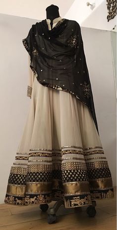 Lace Dress Design, Pakistani Fancy Dresses, Pakistani Fashion Party Wear, Beautiful Pakistani Dresses, Salwar Kamiz, Bridal Dress Fashion, Beautiful Dress Designs, Designer Party Wear Dresses, Stylish Party Dresses