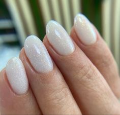 Round Christmas Nails, White Sparkly Nails, White Sparkle Nails, Christmas Nails 2023, White Glitter Nails, Sparkle Nails