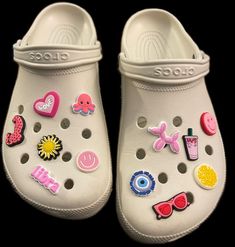 White Crocs With Charms Ideas, Croc Charm Inspiration, White Croc Inspiration, Preppy Outfits With Crocs, Preppy Croc Jibbitz, White Crocs Jibbitz Ideas Aesthetic, Pink Croc Aesthetic, Crocs Astethic, Bone Crocs Jibbitz Ideas