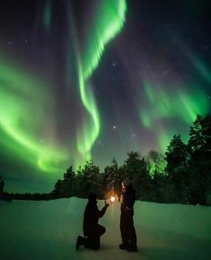 Hiking Couple Aesthetic, Norway Aurora, Aurora Iceland, Dream Proposal, Proposal Pictures, Dream Dates, Lapland Finland, 사진 촬영 포즈, Yes Or No