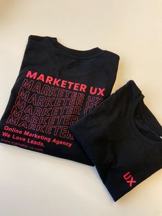 Zwei schwarze merchandise T-Shirts mit dem Corporate Identity von marketer UX. Corporate T Shirt Design, Brand Merchandise Ideas, Merch Shoot, Corporate Merchandise, Company Merchandise, Corporate T-shirt, Event Shirts, Merch Ideas, Visual Identity Design