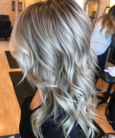 Blonde And Gray Highlights, Jennifer Flores, Icy Blonde Balayage, Haircolor Ideas, Grey Blonde Hair, Bombshell Hair, Hair Transition, New Hair Do, Going Grey