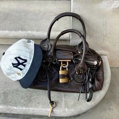 Red Ballet Flats Outfit, Ballet Flats Outfit, Yankees Cap, Accessory Inspo, Purse Styles, Purses Designer, Stylish Bag