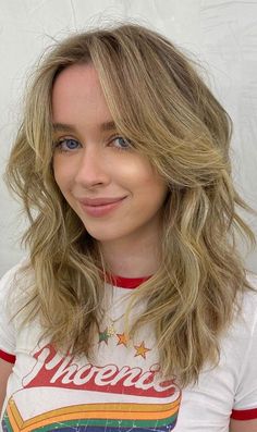 Face Framing Medium Length Hair, Naturally Wavy Hair Cuts, Wavy Layered Hair, Medium Length Wavy Hair, Wavy Hairstyles Medium, Thick Wavy Hair, Mid Length Hair With Layers, Medium Length Hair With Layers, Wavy Haircuts