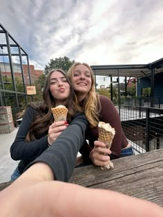 ice cream / friends / .5 pic Ice Cream Pictures, Hangout Ideas, Friend Pictures Poses, Photos To Recreate, Best Friends Aesthetic, Pics To Recreate, Summer Goals, Bff Pictures, Bestie Goals