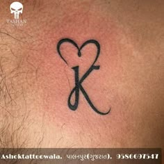 a tattoo on the back of a man's neck that has a k in it