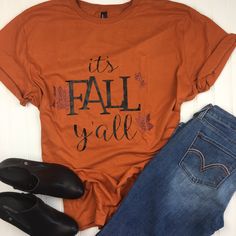 Fall Shirt, It's Fall Y'all shirt, autumn shirt, country fall shirt, burnt orange shirt, halloween shirt, fall ya'll, vinyl shirt, fall leav by LexiColeDesigns on Etsy https://www.etsy.com/listing/552293313/fall-shirt-its-fall-yall-shirt-autumn Orange Shirt Outfit, Burnt Orange Shirt, Fall Cricut, Fall Tshirt, Fall Shirts Women, Fun Shirts, Shirt Sayings, Autumn T Shirts, T Shirt Picture