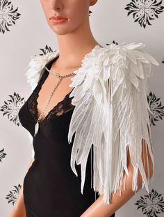 Great look offwhite lace wings epaulette with silver chain closer. Each piece has 3 lace wings and 3 layer black tassel (30cm) There is strap at the armphole and at the back.The straps are elastic and adjustable.It fit all sizes. For male customers should contact me to make the straps bigger to accommodate this There is also white foam moulded shoulder pads under the each shoulder pieces to make it look voluminous I pack epaulettes well and send a carton box so it is not posibble to get harm It Fantasy Clothing White, Outfits With Feathers, Winged Costume, Wing Outfit, Angelic Accessories, Wings Clothes, Wing Cosplay, Bird Outfit, Wing Cape