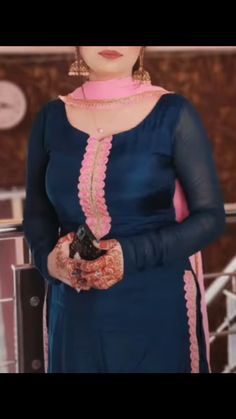 Sute Salwar Design Neck, Lass Design Suit, Simple Suit Designs, Salwar Suit Neck Designs, Suit Neck Designs, Patiala Suit Designs, Salwar Suit Designs, Lace Suit, Punjabi Salwar