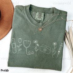 Show off your love for healthcare with this cute trendy minimalist wildflower nurse comfort colors t shirt. Perfect graduation gift for future nurse, nurse gift, rn gift, school nurse gift, peds nurse gift, healthcare worker gift. Don't see a color or style you like? Feel free to contact us, we are open to requests! *If you would like an oversized look, we suggest sizing up a few sizes. *Check the size chart to find the right fit for you. All sizes are UNISEX. DETAILS: * Comfort Colors crewneck Cosmetology Shirts Designs, Salon Tshirt Ideas, Salon Gifts For Clients, Gifts For Hairstylist, Hairstylist Tshirts, Cosmetologist Outfit, Simply Jules, Salon Fits, Hairstylist Shirts