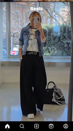 Casual 30 Year Old Outfits, Informal Outfits Woman, Wide Pants Winter Outfit, Wide Leg Pants Outfit Shoes, Wide Leg Pants Fall Outfit, Travel Attire For Women Airport, Styling Tshirt And Jeans, Wide Leg Office Outfit, Rock Chic Outfits Summer