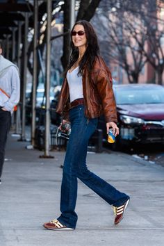 Look Adidas, Bella Hadid Outfits, Jean Vintage, Adidas Outfit, Trending Sneakers