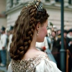 Modern Victorian Hair, Curly Hair Style, Historical Hairstyles, Medieval Hairstyles, Best Hairstyles For Women, Alicent Hightower, White Crown, Peinados Recogidos, The Best Hairstyles