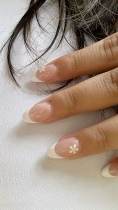 Simple Nail Ideas Aesthetic, French Tip With Small Flower, Simple Cute Nails French Tip, Nails Design With French Tip, Cute Flower Designs For Nails, Cute French Tip Nails With Flowers, French Tips White With Design, Cute Short Almond Nails French Tip, French Nails With Pattern