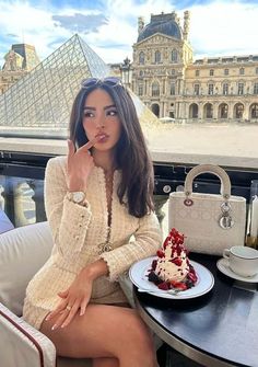 Rich Women Lifestyle, Luxury Lifestyle Women, Looks Party, Rich Women, Paris Outfits, Trik Fotografi, Brunch Outfit, Looks Chic, Feminine Outfit