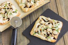 Spinach Flatbread, Healthy Pizza Crust, Flatbread Pizzas, Onion Pizza, Chicken Flatbread, Teriyaki Tofu, Flatbread Recipe, Chicken Spinach, Diner Recept