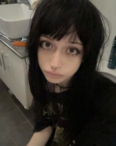 V Bangs, Alt Girls, Dye My Hair, Hair Reference, Foto Ideas Instagram, Eyebrow Makeup, Pretty Selfies, Pretty Makeup, Cute Makeup