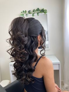 Nais uma princesa aqui no nosso espaço! Simple Hairstyles For Quince, Damas Hair Styles, Hair Styles For A Quinceanera Damas, Cute Hairstyles For Damas, Quince Simple Hairstyles, Quinceanera Damas Hairstyles, Quince Hairstyles For Damas, Hair Styles For Damas Quince, Hair For Damas Quince