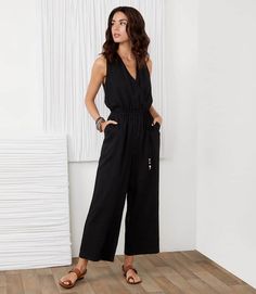 Shop the perfect black cropped jumpsuit for effortless style! This chic, versatile piece offers a flattering fit for any occasion. Whether you're dressing up or down, its sleek design and comfortable fabric make it a wardrobe must-have. Pair with heels or sneakers for a trendy look. Wide Leg Jumper, Bohemian Chic Outfits, Black Jumpsuits, Travel Fashion Girl, Classy Jumpsuit, Tie Waist Jumpsuit, Designer Jumpsuits, Essential Dress, Cropped Jumpsuit