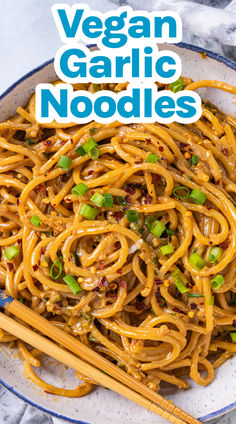 Vegan Garlic Noodles in a bowl with chop sticks. Vegan Easy Dinner Recipes, Super Easy Vegan Dinner, Vegan Chinese Noodles, Vegan Asian Noodle Recipes, Vegan Noodle Dishes, Rice Noodle Recipes Vegan, Vegan Linguine Recipes, Noodle Dishes Easy, Vegan Supper Ideas