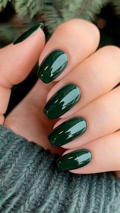 25 Short Fall Nail Designs: Easy, Durable & On-Trend | Lookosm Forest Green Gel Nails Short, Dark Green And Orange Nails, Nails To Match Emerald Green Dress, Dark Green Nails Short, Fall Nail Designs Easy, Novelty Nails, Forest Green Nail Designs, Fall Green Nails, Short Fall Nail Designs