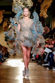 Iris Van Herpen Couture, Haute Couture Designers, Weird Fashion, Couture Designers, Live Fashion, Fashion Design Sketches