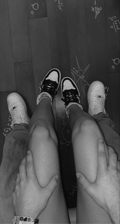 black and white picture of girlfriends legs with her boyfriends hands on it while they both wear cool nike shoes Cute Relationship Photos, Selfie Ideas Instagram, Cute Couple Selfies, Photo Couple