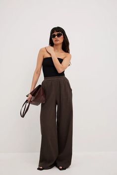 Brown Flowy Pants Outfit, Brown Flowy Pants, Flowy Pants Outfit, Brown Slacks, Pants Brown, Flowy Pants, Brown Pants, Future Fashion, Elastic Waist Pants