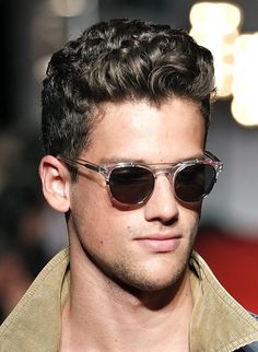 wavy poofy undercut locken pelo cacheado hombre frisur dmarge tipps lucas mittellang hombres femina manner frisuren dauerbrenner styling haare balayagehair Mens Hairstyles Curly, Men's Curly Hairstyles, Wand Hairstyles, Thick Wavy Hair, Mens Hairstyles Thick Hair, Wavy Hair Men, Thick Curly Hair, Cool Hairstyles For Men, Haircuts For Curly Hair