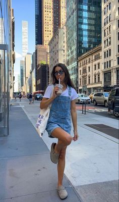 Style Birkenstock Clogs, Clog Outfit Summer, Boston Clogs Outfit, Birkenstock Clog Outfit, Birkenstock Clogs Outfit, Birkenstock Boston Outfit, Clog Outfit, Clogs Outfits, Boston Outfits