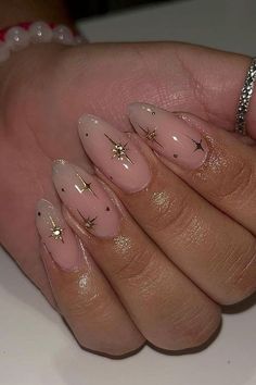 Almond Nails With Sparkle Design, Chrome Nails Designs Stars, Gold Star Almond Nails, Prom Nails Inspo Almond, Almond Nails Gold Stars, Almond Shaped Star Nails, Clear Nails With Gold Stars, Hold Accent Nails, Charm Nails Almond