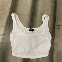 Never Worn Tags Fitted Basic Tank Top For Summer, Trendy Scoop Neck Crop Top For Day Out, Basic Seamless Tops For Summer, Seamless Basic Summer Top, Everyday Summer Scoop Neck Crop Top, Trendy Scoop Neck Crop Top, Basic Everyday Summer Crop Top, Trendy Cotton Crop Top With Scoop Neck, Basic Everyday Crop Top For Summer