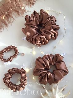 Scrunchies Different Style, Different Types Of Scrunchies, Watch And Bracelets, Scrunchies Aesthetic, Diy Bag Designs