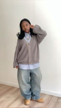 Blue Jean Inspo Outfits, T Shirt And Sweater Outfits, Tank Top Outfits Modest, Outfit Idea Mid Size, White Blue Jeans Outfit, Streetwear Outfit Hijab, How To Style A Button Up Shirt, Streetwear Fashion Women Fall, Thrifted Winter Outfits